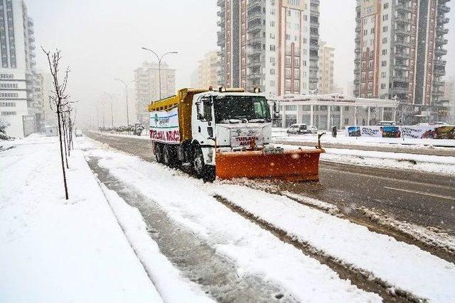 Şehitkamil’de Kar Mesaisi Sürüyor