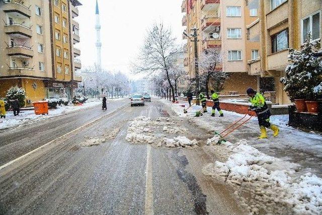 Şehitkamil’de Kar Mesaisi Sürüyor