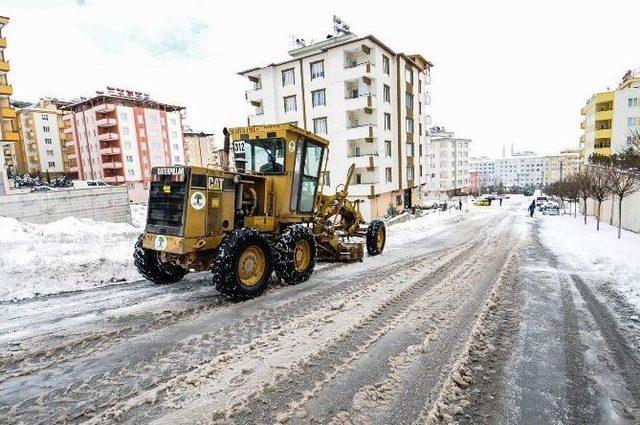 Şehitkamil’de Kar Mesaisi Sürüyor