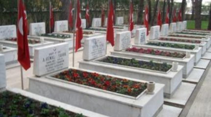 Garnizon Şehitliği &Ccedil;i&ccedil;eklerle S&uuml;slendi