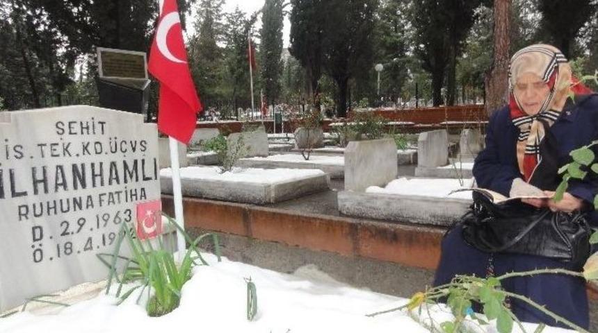 23 Yıldır Her Cuma Şehit Oğlunun Kabrini Ziyaret Ediyor