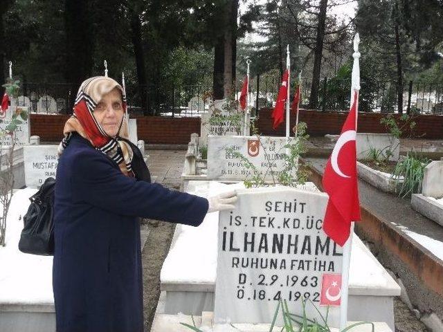 23 Yıldır Her Cuma Şehit Oğlunun Kabrini Ziyaret Ediyor