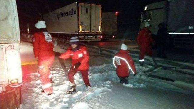 Kızılay Yolda Kalanların Yardımına Yetişti