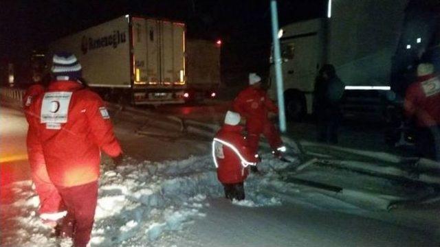 Kızılay Yolda Kalanların Yardımına Yetişti