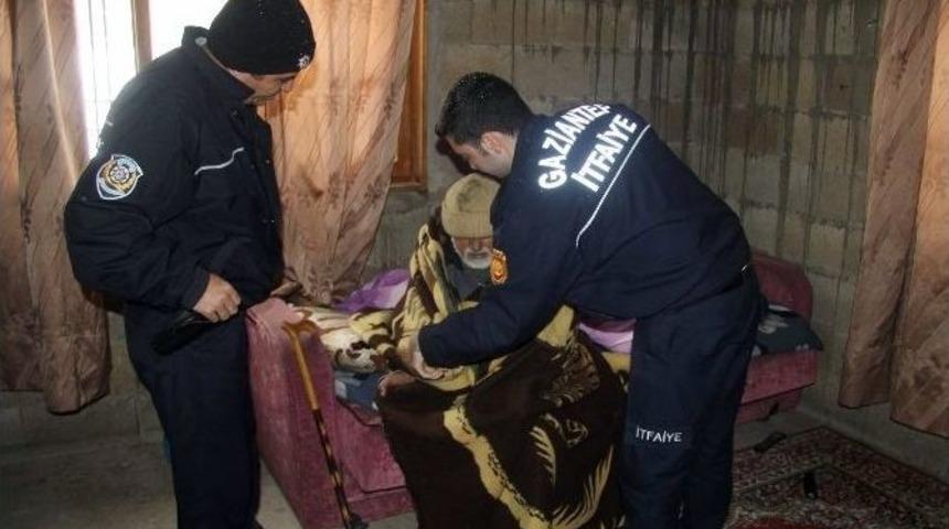 Yaşlı Adam Donmak &Uuml;zereyken Kurtarıldı