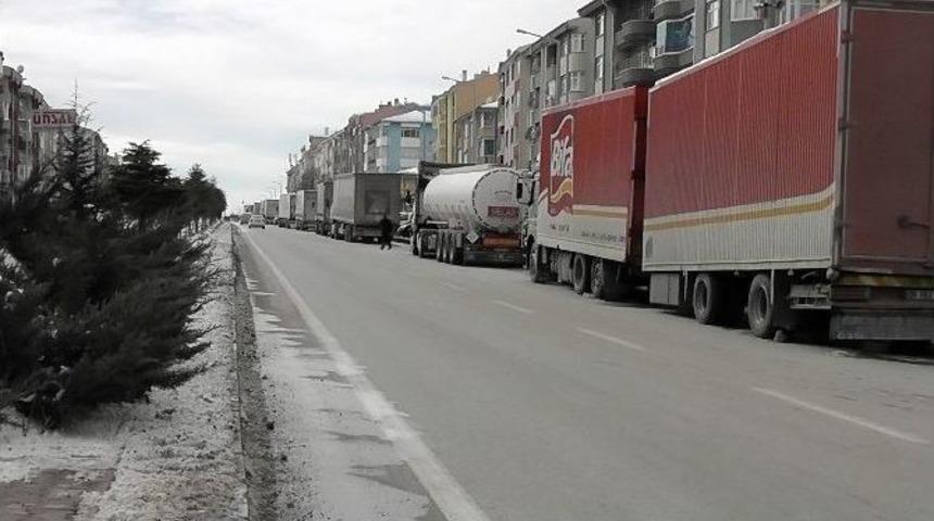 Kulu&rsquo;da Ara&ccedil;lar Yolların A&ccedil;ılmasını Bekliyor