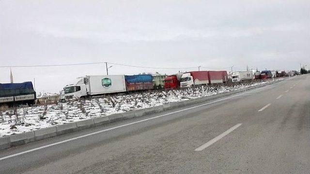 Kulu’da Araçlar Yolların Açılmasını Bekliyor