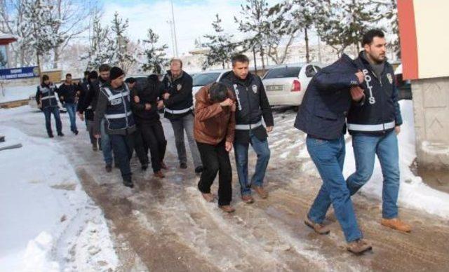 Suşehri'nde Fuhuş Operasyonu: 8 Gözaltı