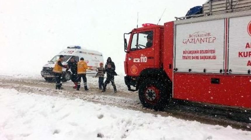 Karda Mahsur Kalan Hasta Taşıyan Ambulansı Itfaiye Kurtardı