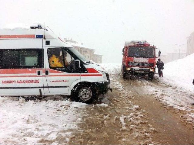 Karda Mahsur Kalan Hasta Taşıyan Ambulansı Itfaiye Kurtardı