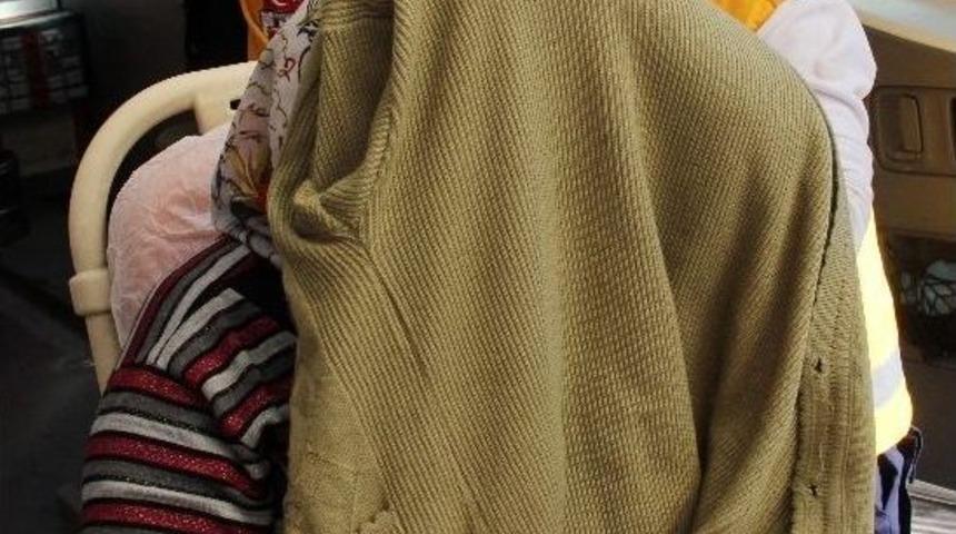 Bileziğini Vermeyen Kadının Parmaklarını Kırdı