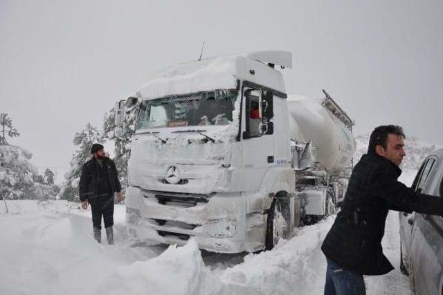 Sürücüler Mahsur Kaldı, Belediye Ekipleri Yardıma Yetişti