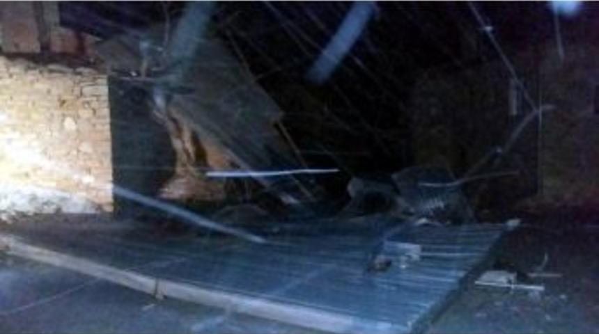 Beyşehir&rsquo;de Tipi Evin &Ccedil;atısını U&ccedil;urdu