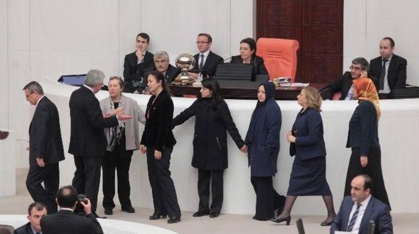 Ak Partili Kadın Milletvekilleri Koruma Zinciri Oluşturdu