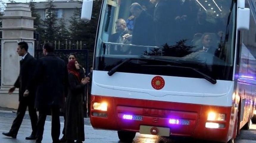 Cumhurbaşkanı Erdoğan&rsquo;ın Otob&uuml;s&uuml;n&uuml; Durdurdu, İki &Ccedil;ocuğu İ&ccedil;in Yardım İstedi