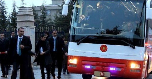 Cumhurbaşkanı Erdoğan’ın Otobüsünü Durdurdu, İki Çocuğu İçin Yardım İstedi