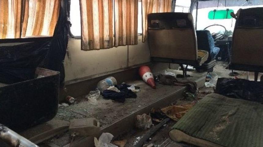 Yanan Otob&uuml;s&uuml;n İ&ccedil;inden &Ccedil;ıkanlar Polisi Şaşkına &Ccedil;evirdi