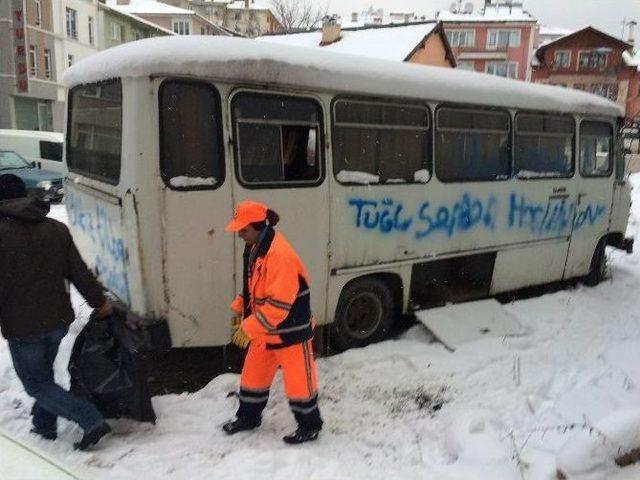 Yanan Otobüsün İçinden Çıkanlar Polisi Şaşkına Çevirdi