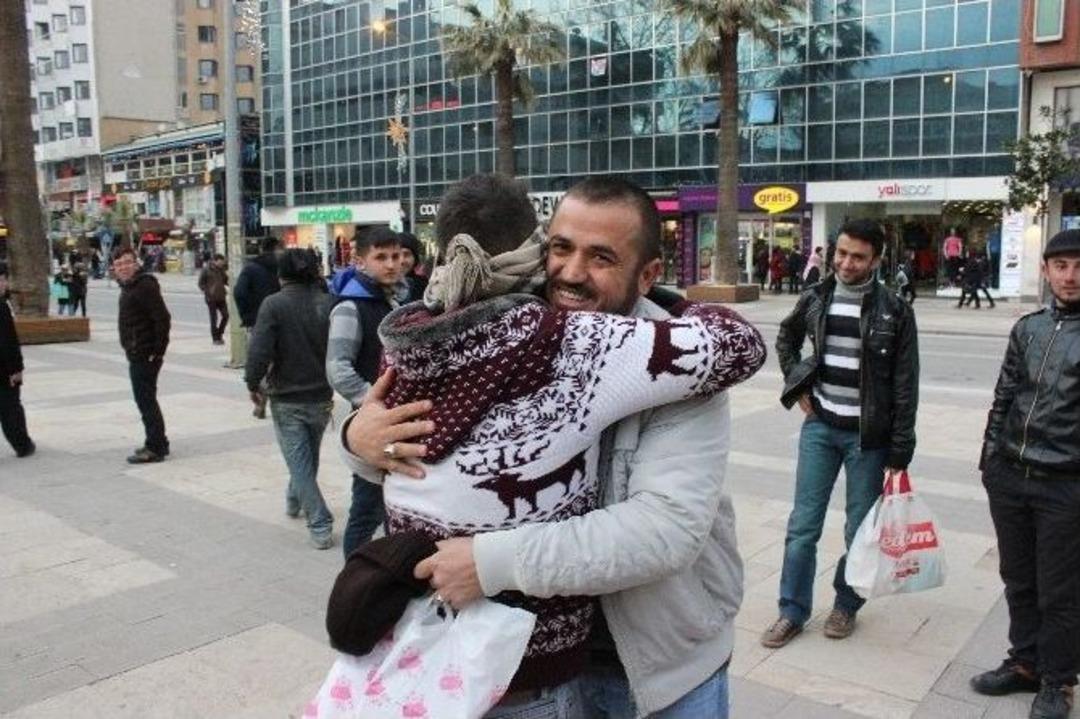 Sarılma Eylemine Akıl Sır Erdiremediler