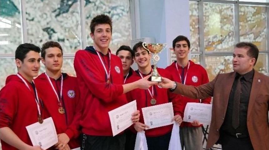 Fatihli Y&uuml;z&uuml;c&uuml;ler Her Branşta Altın Madalya Kazandı