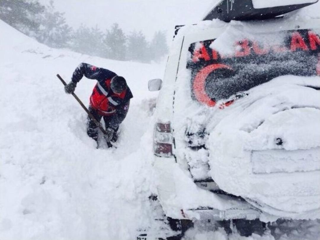 Umke&rsquo;nin Fedakar Personeli Karla M&uuml;cadele Ederek Hayat Kurtarıyor