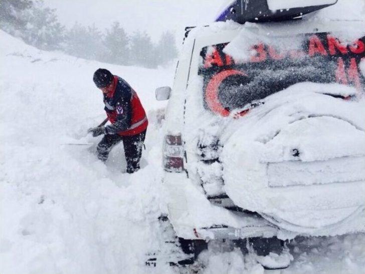 Umke’nin Fedakar Personeli Karla Mücadele Ederek Hayat Kurtarıyor G3