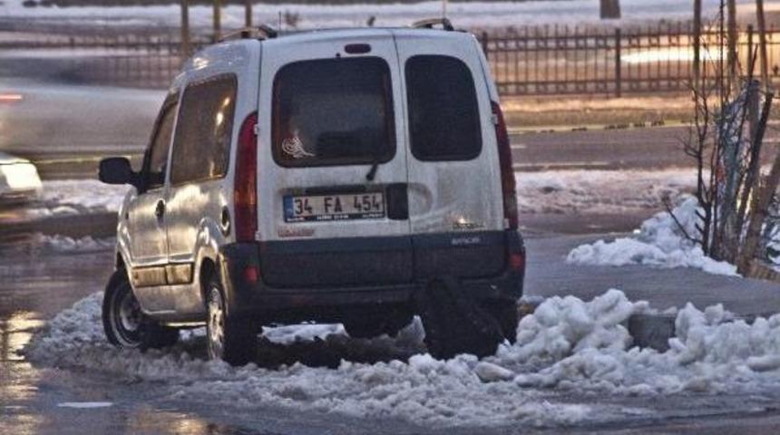 Beyoğlu'nda F&uuml;nyeyle Patlatılan "ş&uuml;pheli &Ccedil;anta"dan Okul Malzemesi &Ccedil;ıktı