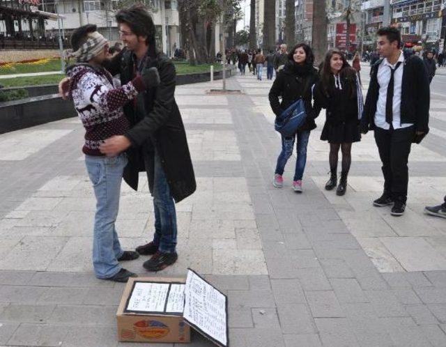 Sarılmak Bedava Eylemine Verilen Tepkiler Güldürdü