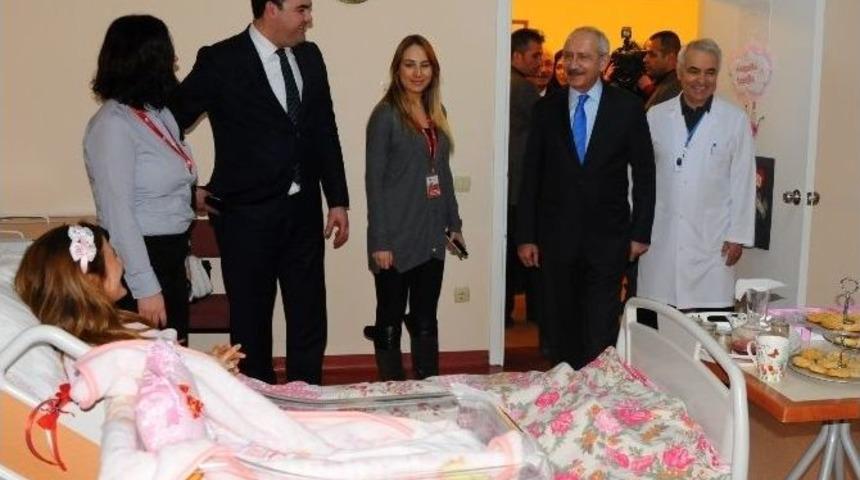 Kılı&ccedil;daroğlu, Yeni Doğan Bebeklere Ve Ailelerine Hediye Verdi