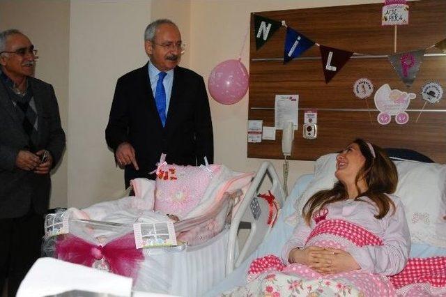 Kılıçdaroğlu, Yeni Doğan Bebeklere Ve Ailelerine Hediye Verdi