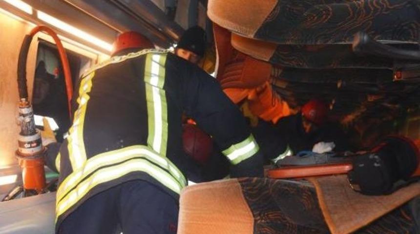 Konya'da Yolcu Otob&uuml;s&uuml; Devrildi: 25 Yaralı