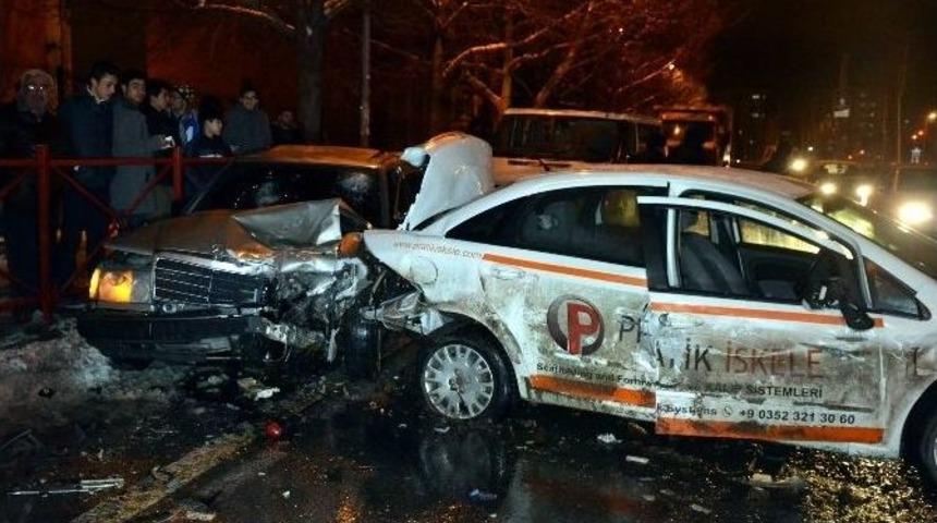 Otomobiller &Ccedil;arpıştı: 4 Yaralı