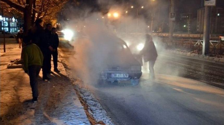 Yanan Otomobilini Kendisi S&ouml;nd&uuml;rd&uuml;