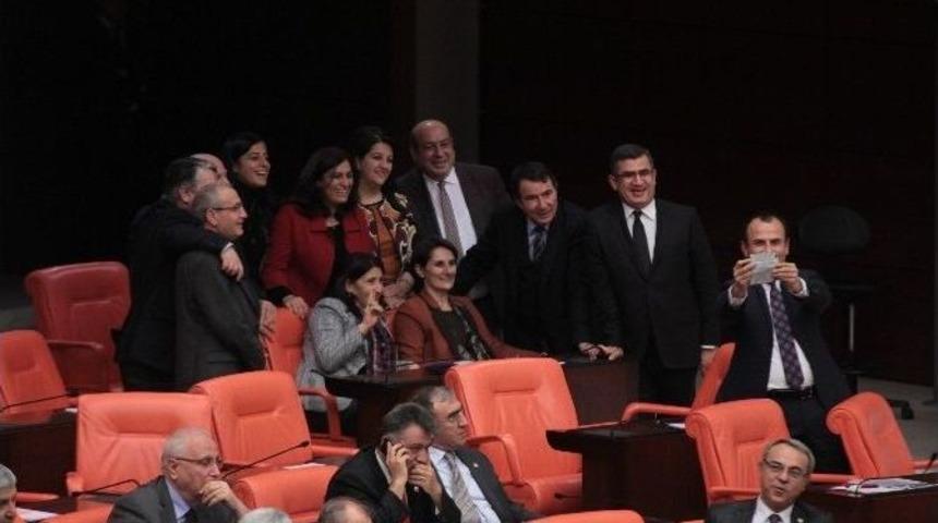 Hdp&rsquo;li Vekillerden &rsquo;i&ccedil; G&uuml;venlik&rsquo; Selfiesi
