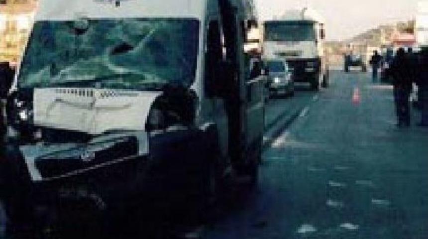 &Ouml;ğrenci Servisi Beton Mikserine &Ccedil;arptı: 7 Yaralı