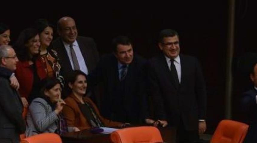 Hdp'li Vekillerden Genel Kurul'da Hatıra Fotoğrafı