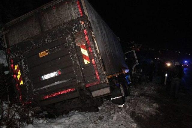 Buzlu Yolda Zincirleme Kaza: 5 Yaralı