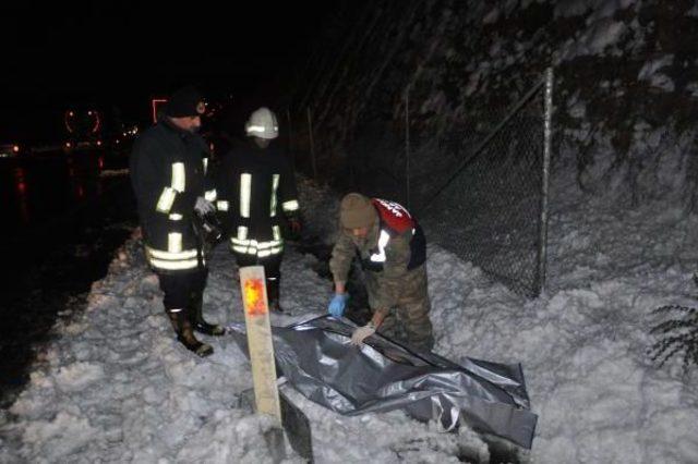 Kaza Yapan Kamyonetten Fırlayıp, 30 Metre Yükseklikteki Viyadükten Dereye Düştü