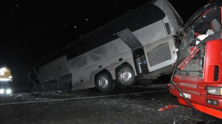 K&uuml;tahya'da Kamyon Ve Otob&uuml;s&uuml;n Karıştığı Zincirleme Kazada 18 Kişi Yaralandı