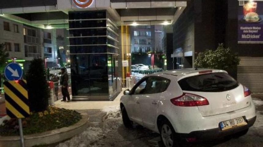 Otomobilin Altında Kalan Yaya Ağır Yaralandı