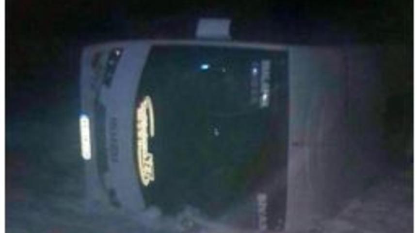 Malatya&rsquo;da Yolcu Midib&uuml;s&uuml; Devrildi: 13 Yaralı