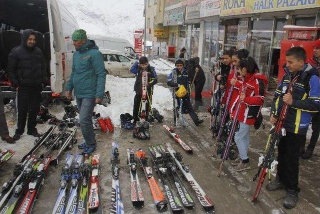 Hakkari’de 84 Köy 183 Mezra Yolu Ulaşıma Kapandı