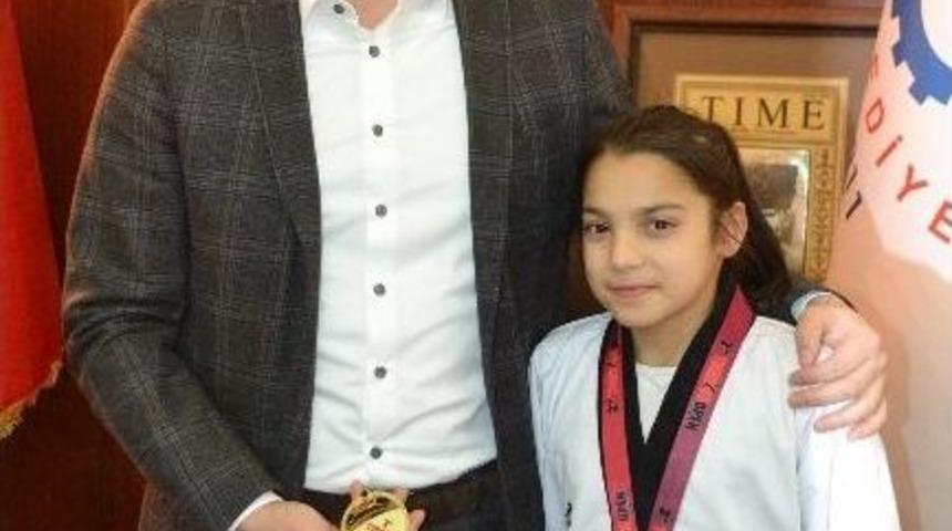 Avrupa &Uuml;&ccedil;&uuml;nc&uuml;s&uuml; K&uuml;bra&rsquo;ya &Ccedil;erkezk&ouml;y Belediye Başkanı Akay&rsquo;dan Hediye