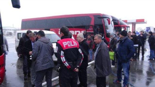 Otobüs Mola Verdi, Muavin Şoförü Yüzünden Bıçakla Yaraladı