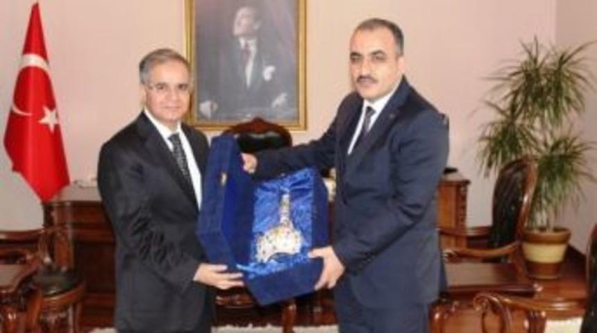 Türkiye Petrolleri Adıyaman Bölge Müdürü Savaş Bütün Vali Tapsız’ı Ziyaret Etti