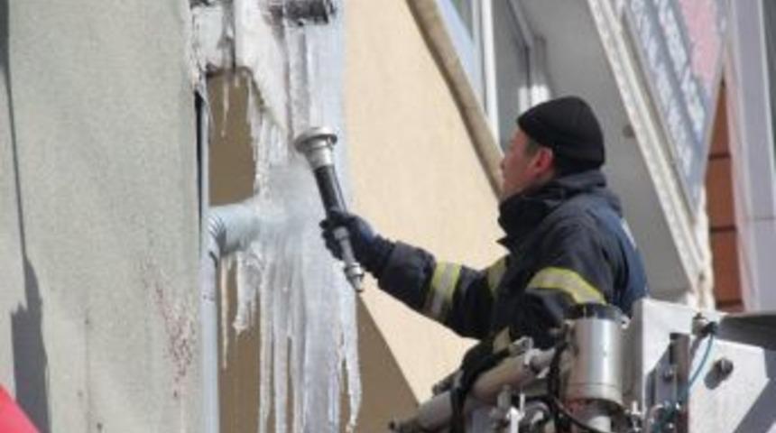 Y&uuml;ksek Katlı Binalardaki Buz Sarkıtları Temizleniyor