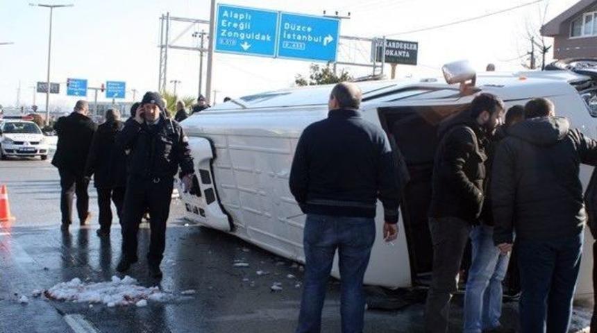 Ak&ccedil;akoca&rsquo;da Minib&uuml;s Devrildi: 1&rsquo;i Ağır 13 Yaralı