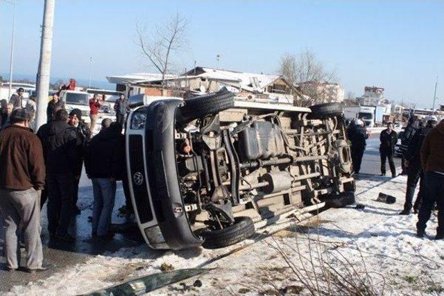 Akçakoca’da Minibüs Devrildi: 1’i Ağır 13 Yaralı