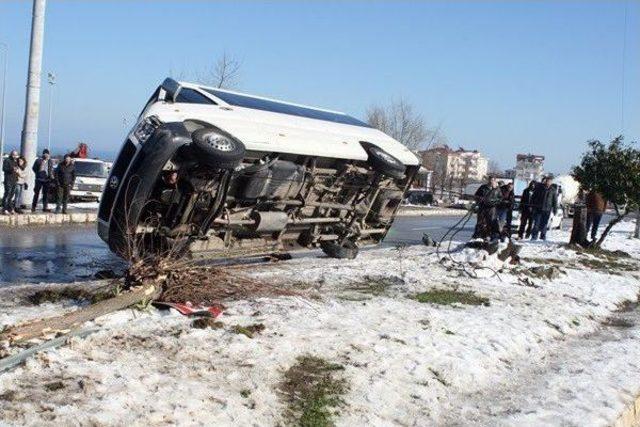 Akçakoca’da Minibüs Devrildi: 1’i Ağır 13 Yaralı