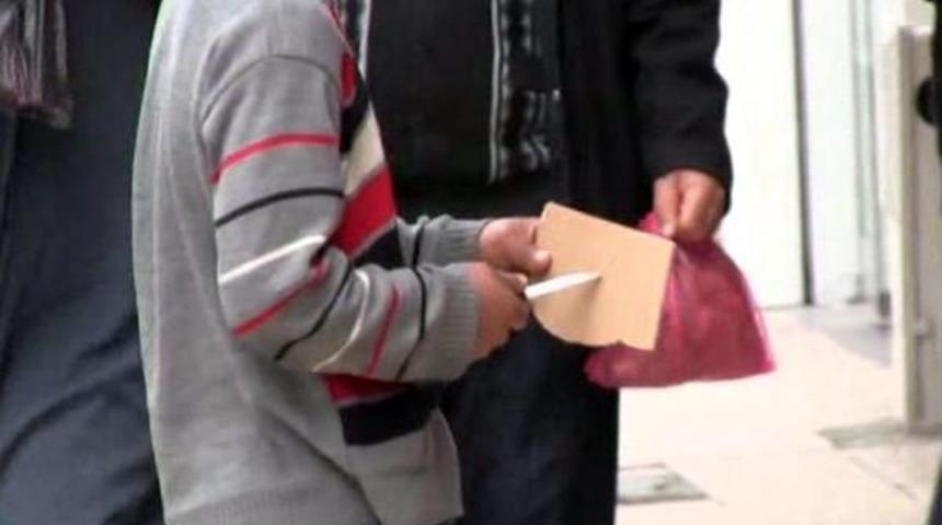 Dilenen &Ccedil;ocukların Bı&ccedil;aklı Oyunu Korkuttu